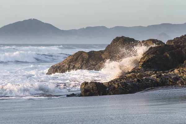 Skalnaté Pobřeží Pláži Nesika Oregon Pozdě Odpoledne Slunce Blíží Obzoru — Stock fotografie