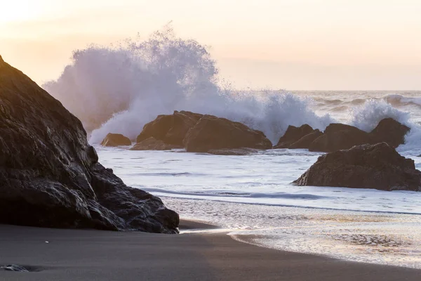 Skalnaté Pobřeží Pláži Nesika Oregon Pozdě Odpoledne Slunce Blíží Obzoru — Stock fotografie