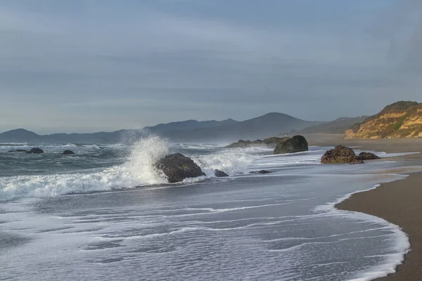 Skalnaté Pobřeží Pláži Nesika Oregon Pozdě Odpoledne Slunce Blíží Obzoru — Stock fotografie