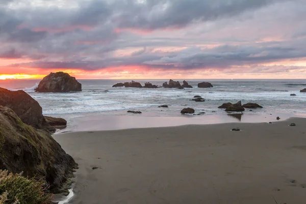 End Day Beach Bit Color Dark Clouds Prominent Rock Features — Stock Photo, Image