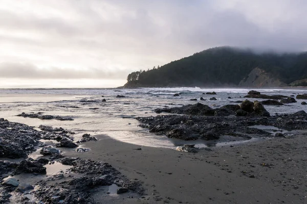 Oregon Sahilinde Karamsar Bir Öğleden Sonra Düşük Yoğunluklu Bulutlar Hafif — Stok fotoğraf