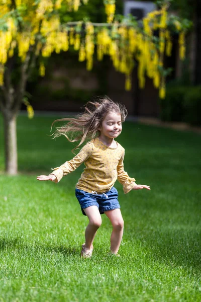 Portrait Une Heureuse Petite Fille Quatre Ans Dans Cadre Extérieur — Photo