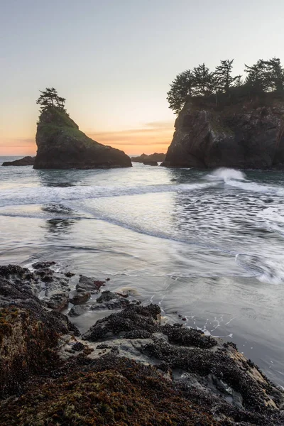 Slunce Zapadá Tajné Pláži Jižním Pobřeží Oregonu Při Západu Slunce — Stock fotografie