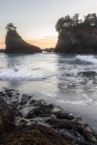 Gün Batımında Güney Oregon Sahilindeki Gizli Sahilde Güneş Batıyor Dalgalar — Stok fotoğraf