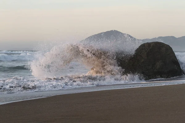 오리건주의 해변에 오후늦게 지평선에 접근하고 파도가 바위에 부딪치는 — 스톡 사진