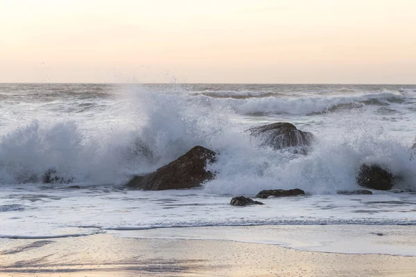 下午晚些时候 当太阳接近地平线 海浪冲向岩石时 俄勒冈州内西卡海滩的岩石海岸线开始倾斜 — 图库照片