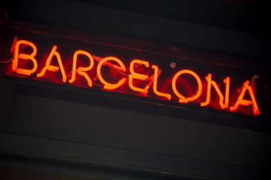 Barcelona neon işaret Katalonya başkentinin sokaklarında