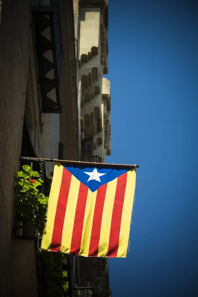 Bandiera Della Catalogna Contro Cielo Blu Sulle Strade Barcellona — Foto Stock