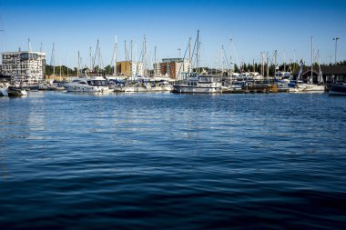 Neptune Marina'da Ipswich sahildeki mavi suları