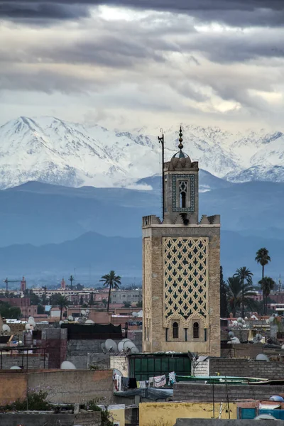 Mesquita Marraquexe Alto Contra Pano Fundo Das Montanhas Atlas — Fotografia de Stock