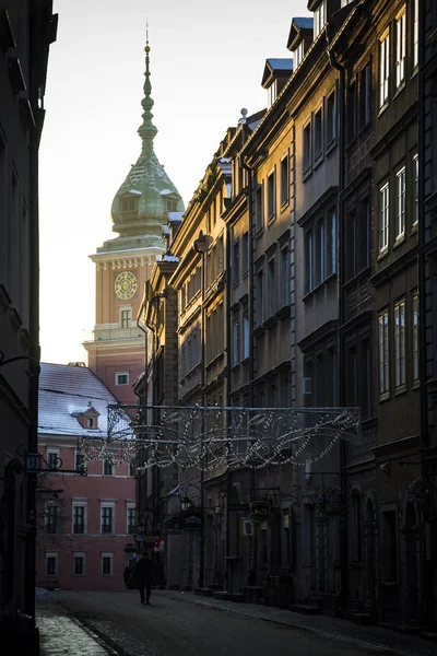 Spire Varsói Királyi Vár Napsütötte Utcáról Látható — Stock Fotó