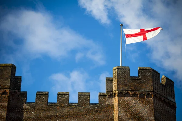 Bandera Inglaterra Ondeando Sobre Las Paredes Del Castillo Día Soleado —  Fotos de Stock