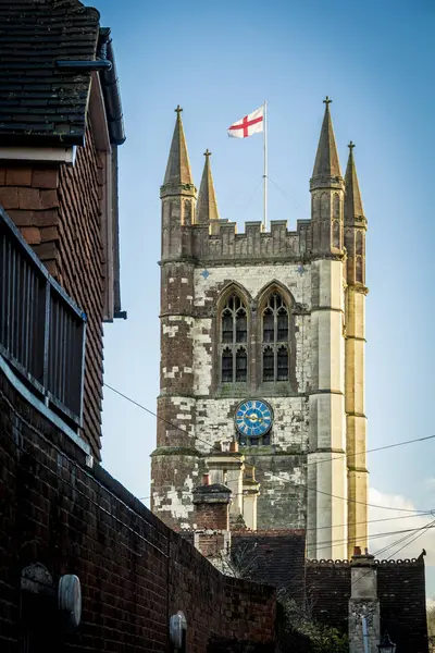 带着英格兰国旗的萨里法纳姆教区教堂 — 图库照片
