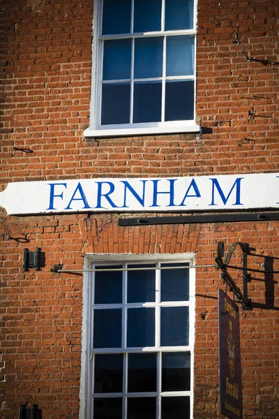 Sinal Pintado Mão Farnham Típico Edifício Georgiano Surrey — Fotografia de Stock