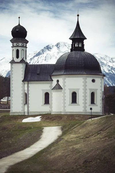 Alpejski Kościół Seefeld Austriackim Tyrolu — Zdjęcie stockowe