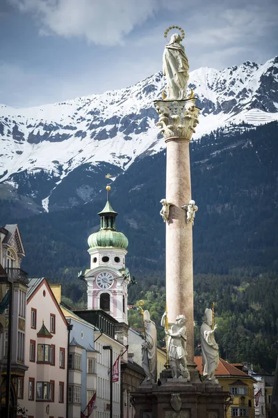 インスブルック オーストリアのアルプスを背景にした柱と教会 ストックフォト