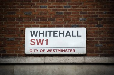 Londra'nın merkezindeki Westminster'da Whitehall sokak tabelası