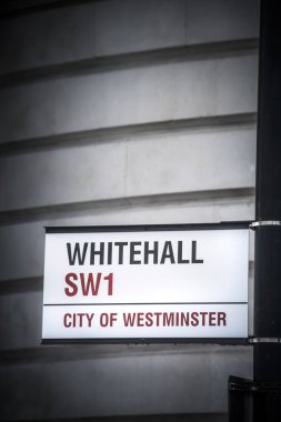 Londra'nın merkezindeki Westminster'da Whitehall sokak tabelası