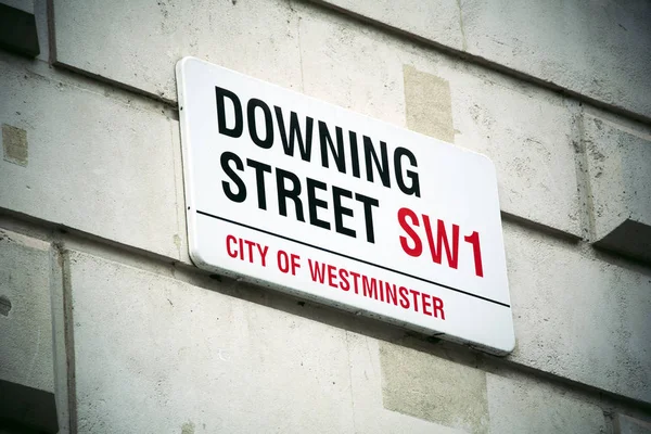 ロンドン中心部のウェストミンスターにあるダウニング ストリート サイン — ストック写真
