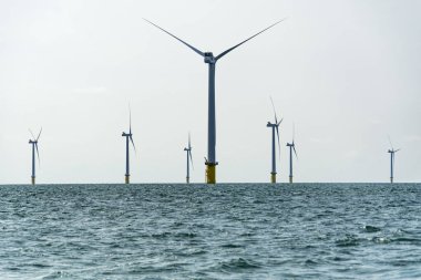 Brighton yakınlarındaki Sussex kıyılarında sürdürülebilir enerji