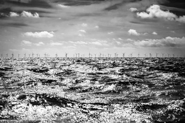 Bulut Dalgalar Ile Ufukta Offshore Rüzgar Çiftliği — Stok fotoğraf