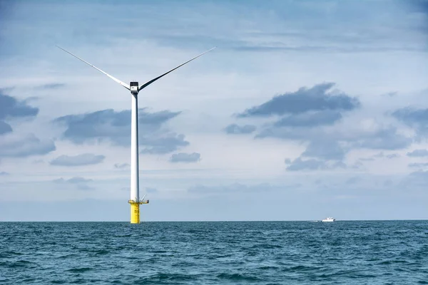 Wind Turbine Uit Zee Zonnige Dag — Stockfoto