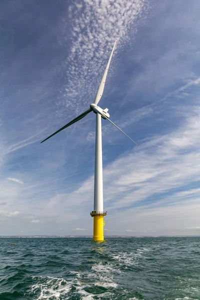 Offshore Wind Turbine Teal Sea Med Moln Och Solsken Stockbild