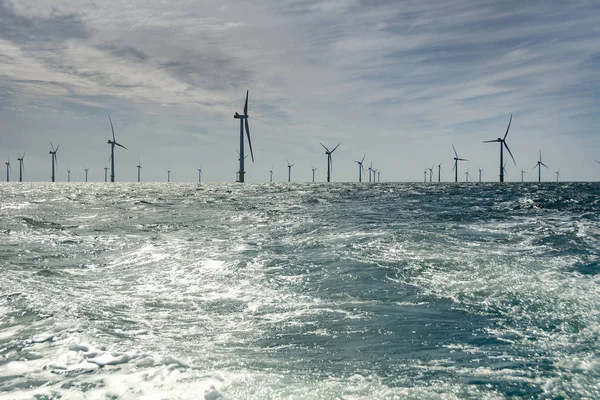 Güneşli Bir Günde Denizin Karşısında Görülen Rüzgar Çiftliği — Stok fotoğraf