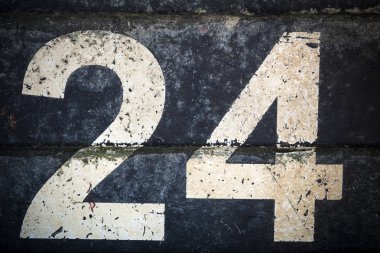 Siyah arka planda 24 numaralı cesur figürle yıprandı