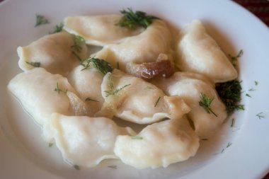 Vareniki patates ve kızarmış domuz pastırması ile .