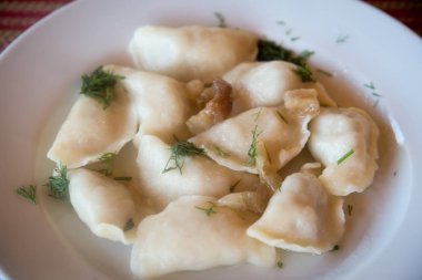 Vareniki patates ve kızarmış domuz pastırması ile .