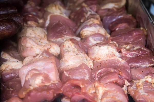 Viande crue sur brochettes sur le gril  . — Photo