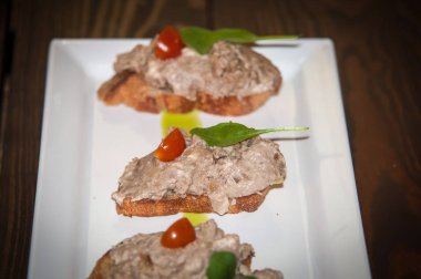 Karaciğer pate ekmek ızgara .