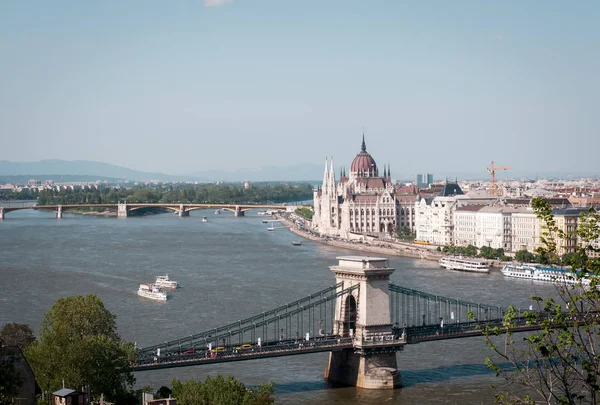 Táj és a Parlament, és a hidakat át a Duna, Budapest, Magyarország . — Stock Fotó