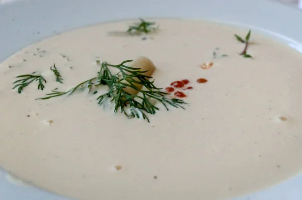 A bowl of cream fish soup with red caviar. — Stock Photo, Image