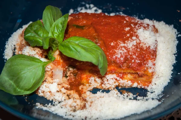 Lasagne mit Tomatensauce und Käse. — Stockfoto