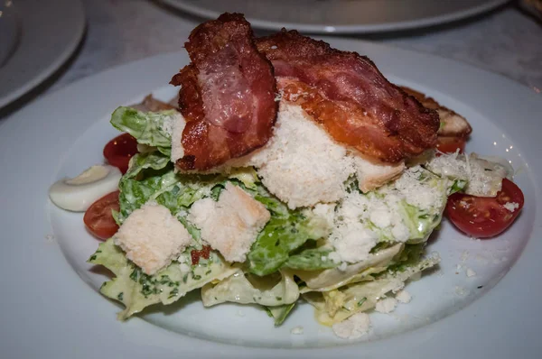 Salada com filé grelhado, alface, queijo parmesão e molho  . — Fotografia de Stock