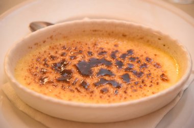 Creme brulee dekore edilmiş karamel ile .