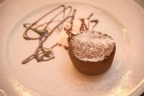 Muffins au chocolat avec sirop de chocolat et crème glacée  . — Photo