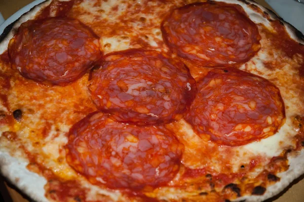 Una deliciosa pizza de pepperoni clásica italiana fresca  . — Foto de Stock