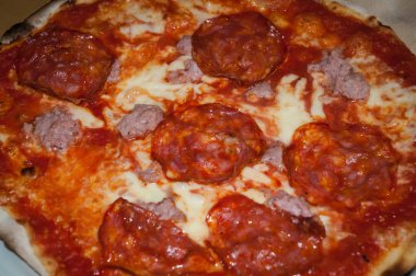 Lezzetli taze pizza Diavola Salamyi .