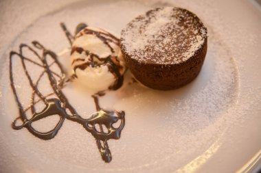 Çikolata şurubu ve dondurma ile çikolatalı kek .