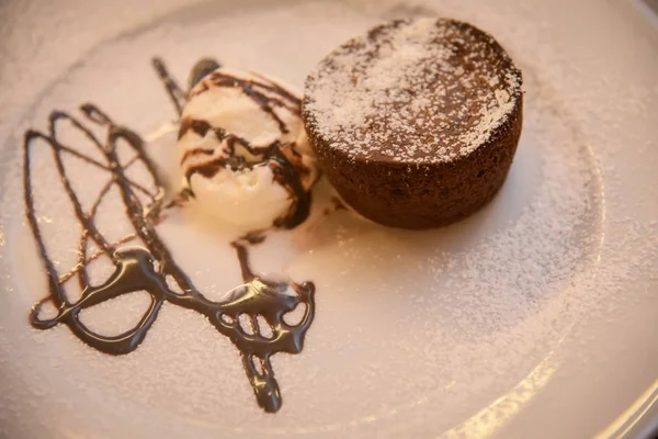 Çikolata şurubu ve dondurma ile çikolatalı kek .