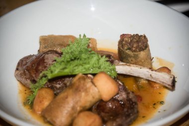 Kuzu eti, ekşili, makarna ve tatlı patates.