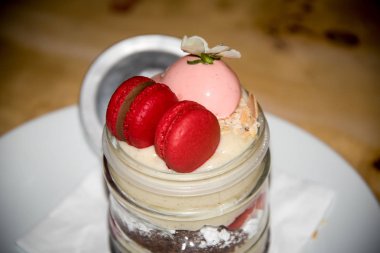 Yaz tatlı macaroons, krem, çilek ve cupcake.