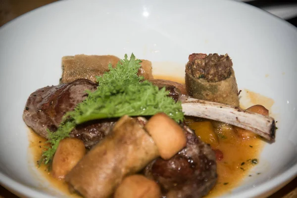 Kuzu eti, ekşili, makarna ve tatlı patates.