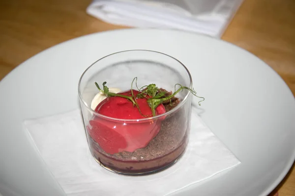 Dessert d'été, un gâteau classique et sorbe fraise décoré de feuilles fraîches  . — Photo