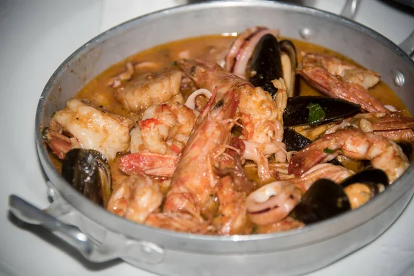 Mariscos y pescados de mar en salsa de tomate  . —  Fotos de Stock