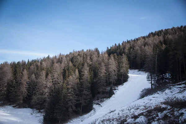 Esquí de montaña: vista panorámica de las pistas de esquí Valle de Aosta, Italia  . —  Fotos de Stock