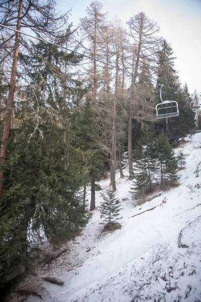 意大利奥斯塔谷滑雪场的滑雪缆车 . — 图库照片